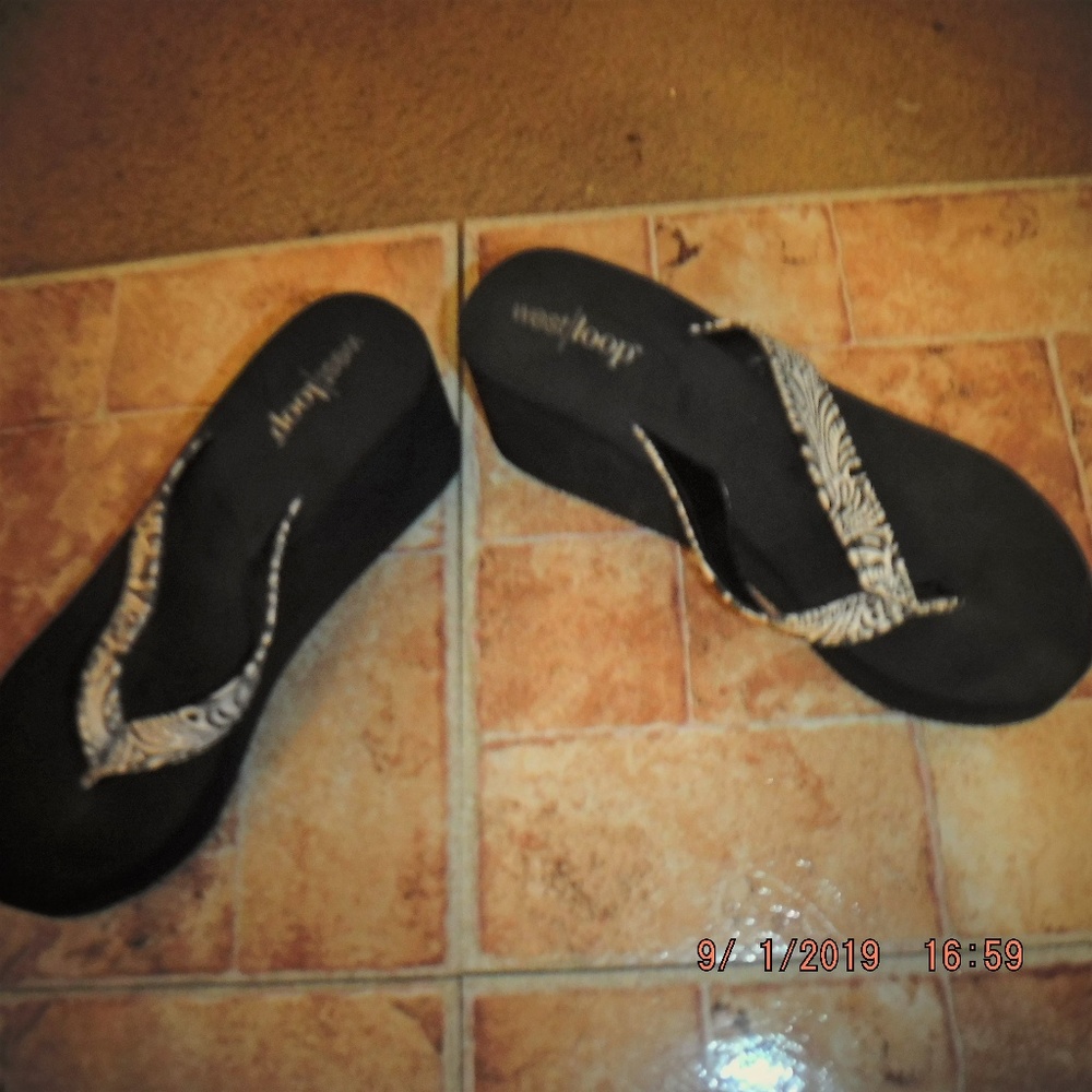 Black in between toe wedge sandal.